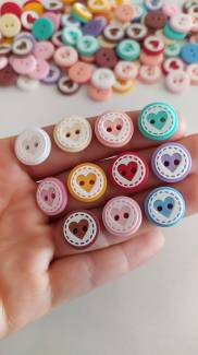 Bir Adet Polyester Kalp Figürlü Düğme *Renk Seçenekli