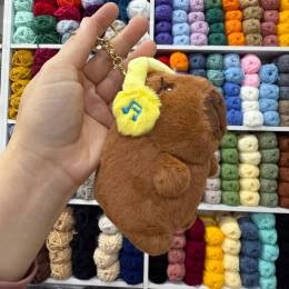 MÜZİK DİNLEYEN VE ŞARKI SÖYLEYEN CAPYBARA ANAHTARLIK ÇANTA ÇARMI 