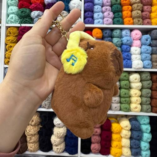 MÜZİK DİNLEYEN VE ŞARKI SÖYLEYEN CAPYBARA ANAHTARLIK ÇANTA ÇARMI - 0